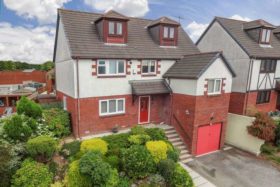 5 bedroom Detached f...